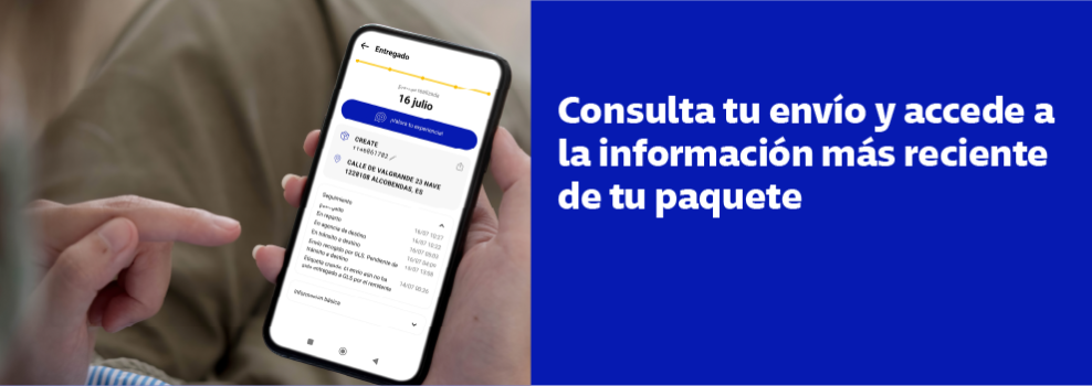 Persona consultando el seguimiento de un paquete en tiempo real desde el móvil con la aplicación de mensajería y estado de entrega actualizado