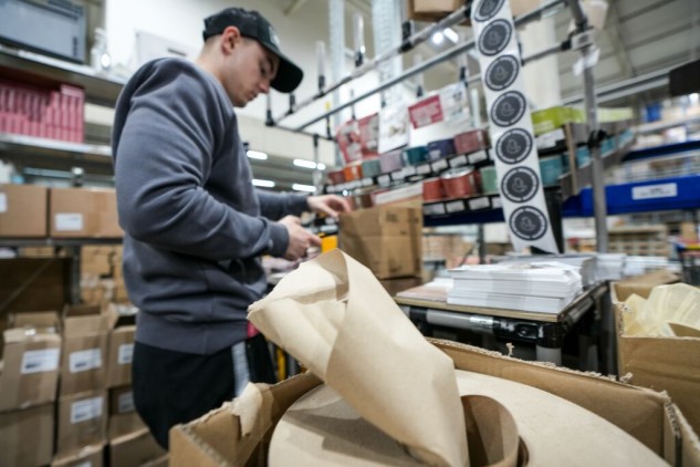 Personal de almacén GLS leyendo paquete