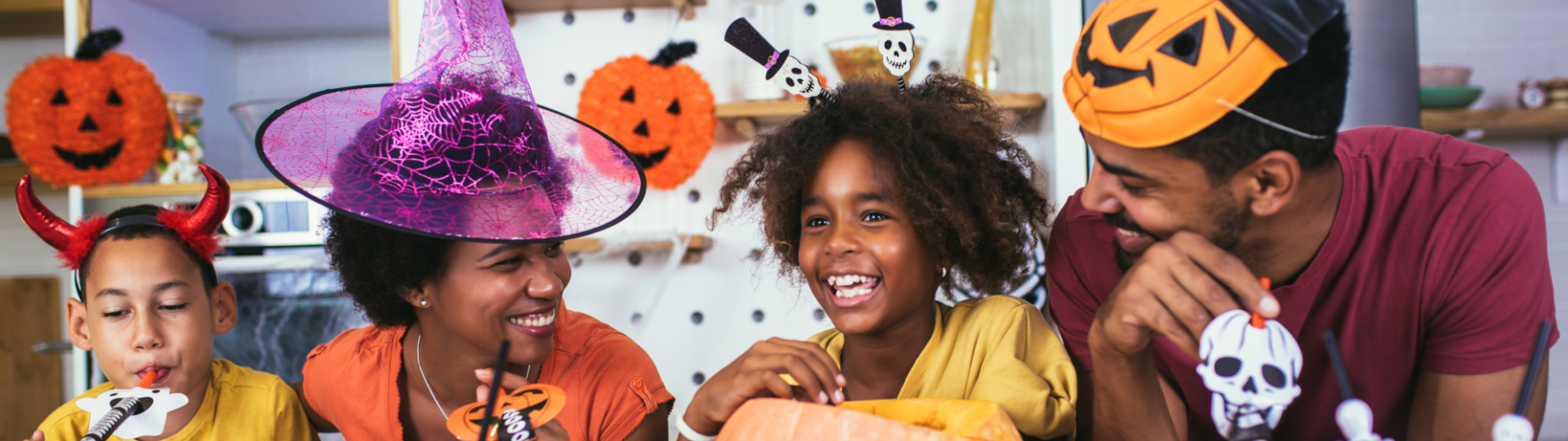 Rodzina przygotowuje się do Halloween