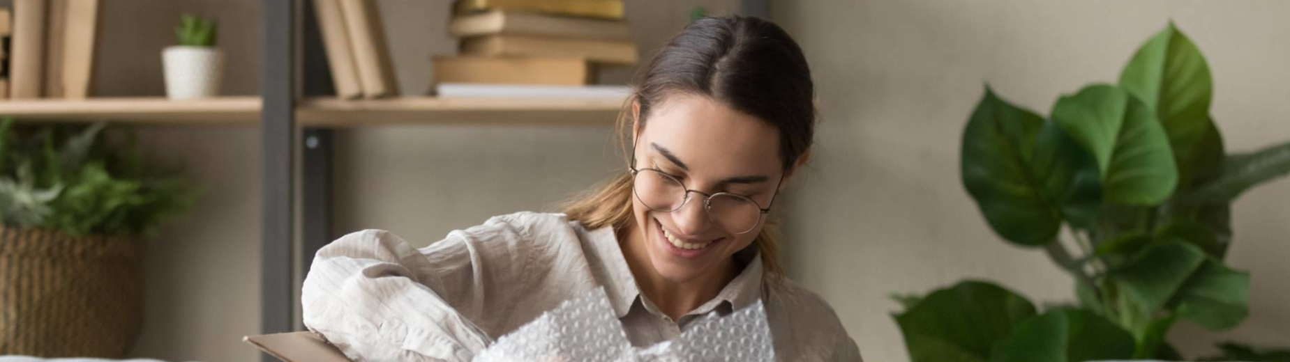 Kobieta nadaje paczkę