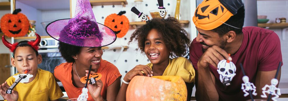 Rodzina przygotowuje się do Halloween